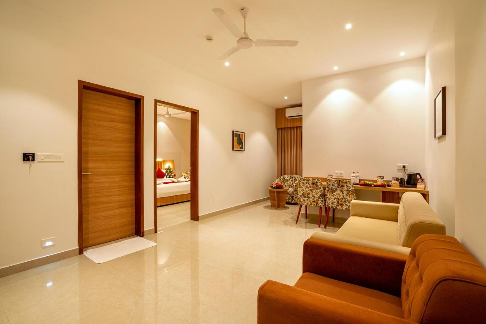 Hotel Grand Avenue Pambadi المظهر الخارجي الصورة