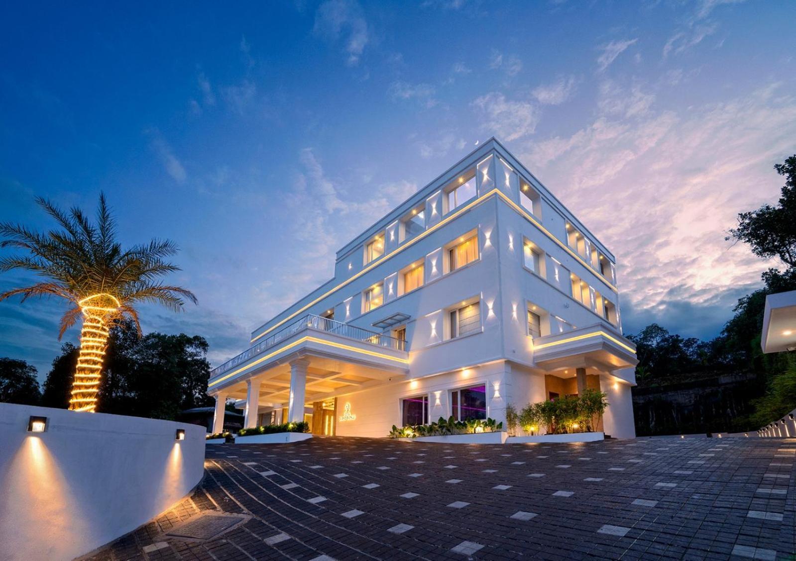 Hotel Grand Avenue Pambadi المظهر الخارجي الصورة